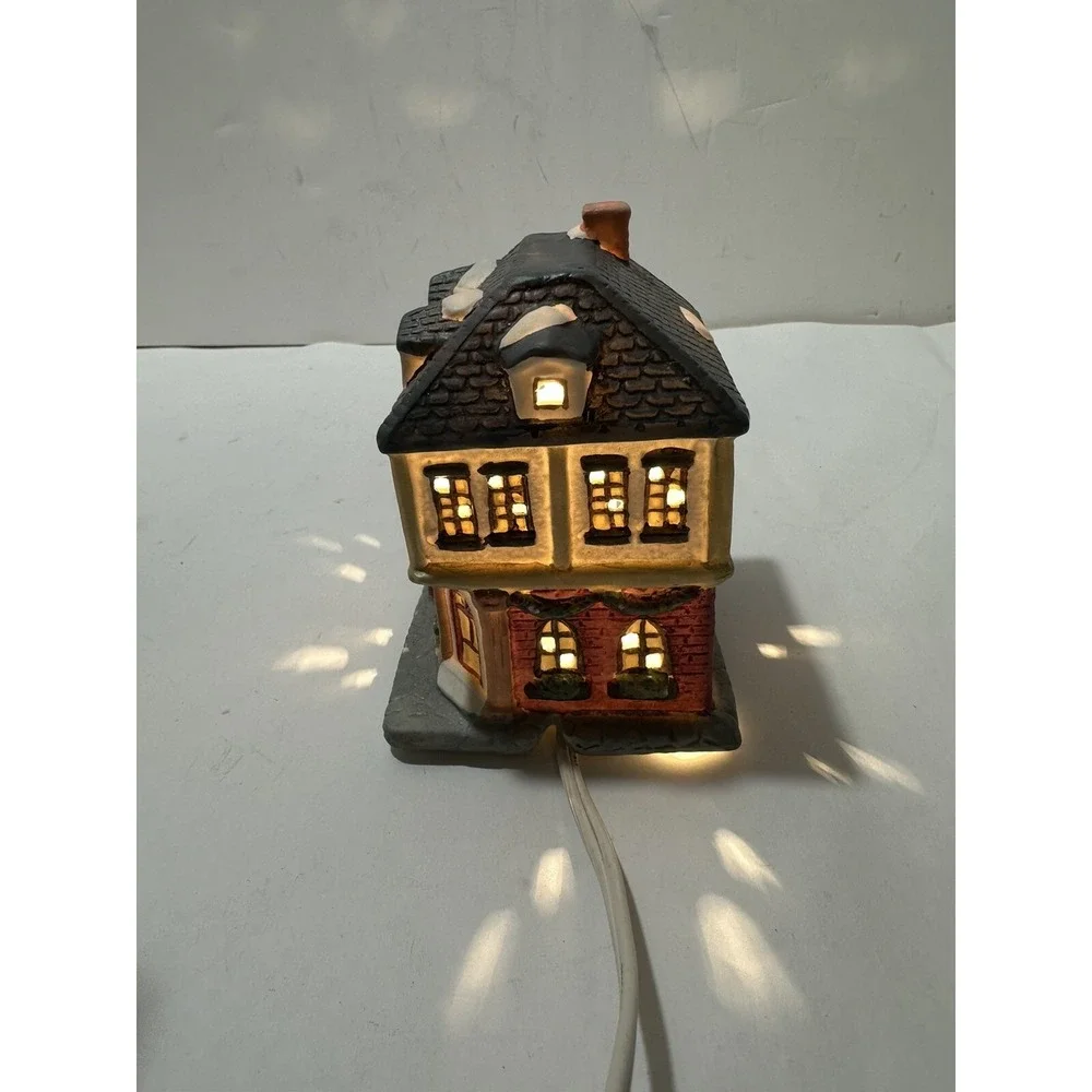 Victorian Village Collectibles Edition Hand Painted  Porcelain House W‎ Light